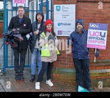 Personale dell'Università di Sheffield al di fuori dell'edificio Bartholomé e della Scuola di diritto dell'Università di Sheffield mentre è in sciopero contro la riforma della pensione USS Foto Stock