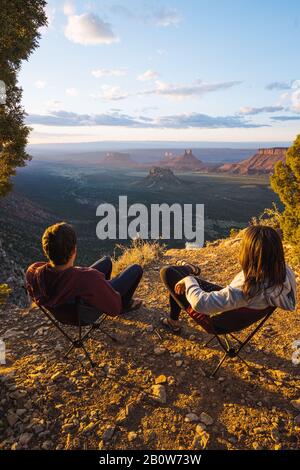 Coppia ammirando la vista su Moab, Utah, Stati Uniti Foto Stock