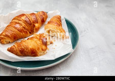 Piatto di croissant, interi e spezzati a metà Foto Stock