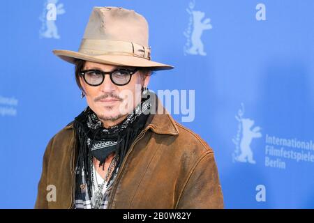 Grand Hyatt Hotel, Potsdamer Platz, Berlino, Germania. 21st Feb, 2020. Johnny Depp si pone a MINAMATA PHOTOCALL. Foto Di Credito: Julie Edwards/Alamy Live News Foto Stock