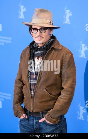 Grand Hyatt Hotel, Potsdamer Platz, Berlino, Germania. 21st Feb, 2020. Johnny Depp si pone a MINAMATA PHOTOCALL. Foto Di Credito: Julie Edwards/Alamy Live News Foto Stock