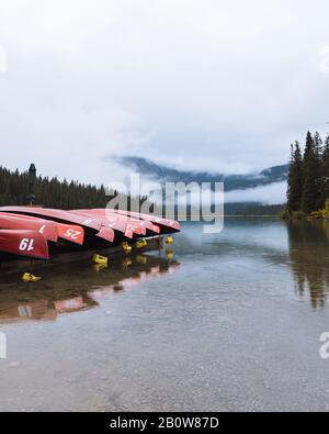 Canoe ormeggiate al molo Emerald Lake Canoe, Canadian Rockies, Alberta, Canada Foto Stock