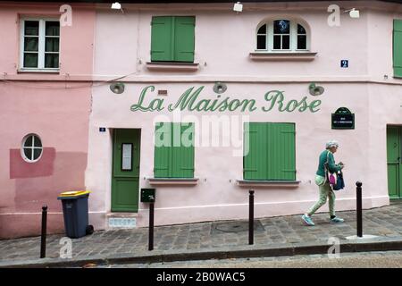 Parigi, Francia - 17 settembre 2019: Una donna matura che cammina lungo una strada pittoresca nel quartiere bohémien di Montmartre, a Parigi Foto Stock