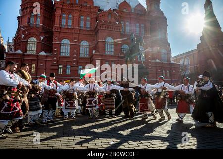 Mosca, Russia. 21st di febbraio, 2020 Persone in costumi etnici da Aydemir villaggio bulgaro danza durante il 2020 Mosca Maslenitsa Festival (settimana Pancake) che celebra la fine dell'inverno e segna l'arrivo della primavera, in Piazza Manezhnaya nel centro di Mosca, Russia Foto Stock