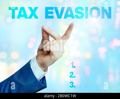 La scrittura della nota che mostra l'evasione fiscale. Il concetto di business per il mancato pagamento o la deliberata mancato pagamento delle tasse Foto Stock