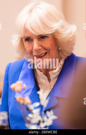 HRH Camilla, duchessa di Cornovaglia sorride mentre visita il Kiln Theatre di Brent, Londra, Inghilterra. Foto Stock