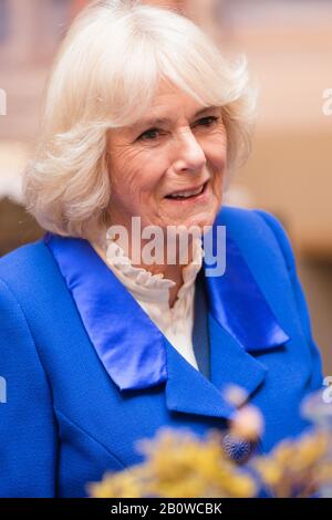 HRH Camilla, duchessa di Cornovaglia sorride mentre visita il Kiln Theatre di Brent, Londra, Inghilterra. Foto Stock