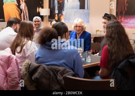 HRH Camilla, duchessa di Cornovaglia si incontra con giovani studenti di teatro durante una visita al Kiln Theatre di Brent, Londra, Inghilterra. Foto Stock