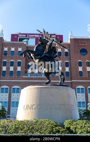 Tallahassee, FL / USA - 15 febbraio 2020: Statua non conquistata di fronte al DOak Campbell Stadium, sede della Florida state University Football Foto Stock