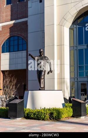 Tallahassee, FL / USA - 15 febbraio 2020: Allenatore Bobby Bowden statua di fronte al DOak Campbell Stadium, sede della Florida state University Football Foto Stock