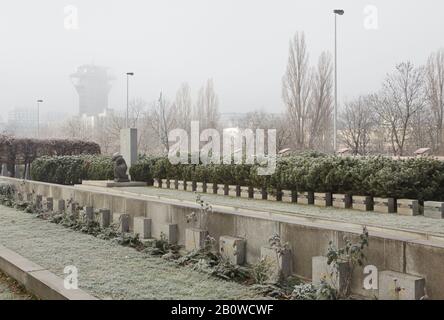 Memoriale di guerra bulgaro al cimitero di Olšany a Praga, Repubblica Ceca. Qui sono sepolti soldati e ufficiali bulgari caduti nei combattimenti per la Cecoslovacchia nel maggio 1945. Tombe dei caduti durante l'rivolta di Praga nel maggio 1945 sono raffigurate in primo piano. Foto Stock