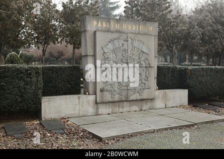 Memoriale dei caduti durante la rivolta di Praga nel maggio 1945 al cimitero di Olšany a Praga, Repubblica Ceca. Lo stemma di Praga è raffigurato nel rilievo di pietra sotto l'iscrizione ceca: Agli Eroi Caduti. Foto Stock