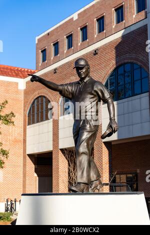 Tallahassee, FL / USA - 15 febbraio 2020: Allenatore Bobby Bowden statua di fronte al DOak Campbell Stadium, sede della Florida state University Football Foto Stock