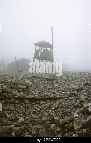 Rovine abbandonate del campo di Mramorny del campo di lavoro forzato Gulag nei monti Kodar nella regione di Transbaikal in Siberia, Russia. Il campo è stato istituito nel gennaio 1949 in altitudine circa 2.150 metri (7.000 piedi) sul livello del mare per servire la vicina miniera Di Uranio. I prigionieri politici del regime sovietico lavoravano qui in condizioni estremamente difficili, costretti a vivere in grandi tende di tela anche in inverno. Il campo è stato chiuso nell'ottobre 1951 perché le riserve Di Uranio sono state esaurite qui. La fotografia è stata scattata nell'agosto 1994. Foto Stock