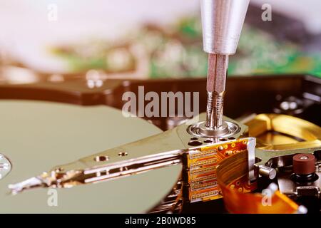 Disco rigido smontato dal computer un disco rigido danneggiato per la riparazione Foto Stock