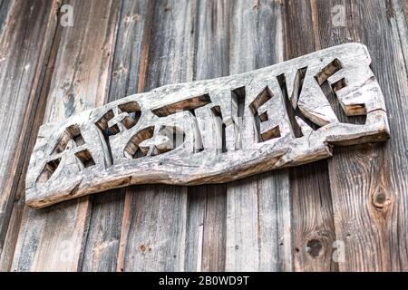 segno di farmacia su parete di legno apotheke Foto Stock
