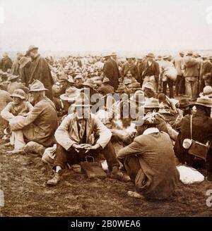 Prigionieri di guerra del generale Pieter Arnoldus 'Piet' Cronjé forze a Modder River in attesa di essere assegnato alle tende nel campo di prigionia britannico, S.A., Boer War, Sud Africa, 1900 Foto Stock