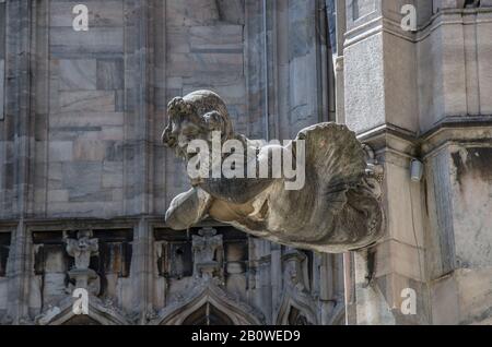 Gargoyle sul Duomo di Milano. Architettura gotica. Uomo, gargoyle umano. Primo piano di una gargoyle sulla facciata esterna del Duomo di Milano Foto Stock