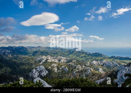 Vista delle montagne, del cielo e del mare in Croazia, Parco Nazionale di Velebit Nord. Paesaggio di montagna panoramico. Montagne rocciose natura pittoresca Foto Stock