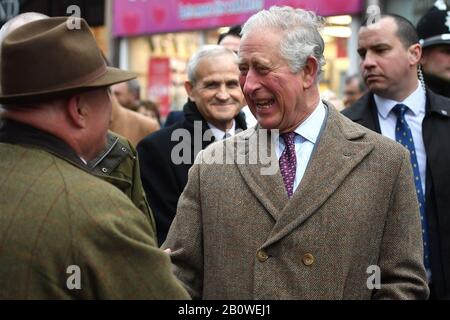 Il Principe del Galles incontra la gente del posto durante una visita a Pontypridd, Galles, che ha subito gravi inondazioni in seguito alla tempesta Dennis. Foto Stock