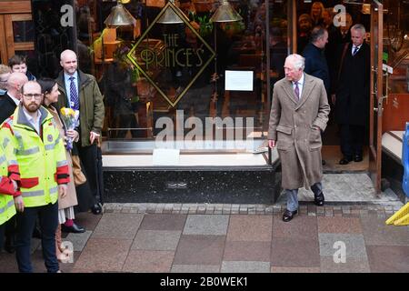 Il Principe di Galles durante una visita a Pontypridd, Galles, che ha sofferto di gravi inondazioni in seguito alla tempesta Dennis. Foto Stock