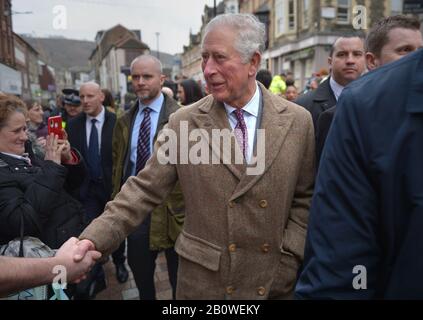 Il Principe del Galles incontra la gente del posto durante una visita a Pontypridd, Galles, che ha subito gravi inondazioni in seguito alla tempesta Dennis. Foto Stock