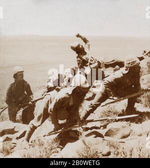 I Worcesters che caricano un kopje vicino a Norval's Pom, guerra di Boer, Sudafrica, 1901 Foto Stock