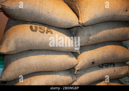 Sacchetti pieni accatastati di trifoseup di caffè con gli Stati Uniti timbrati su alcuno di loro Foto Stock