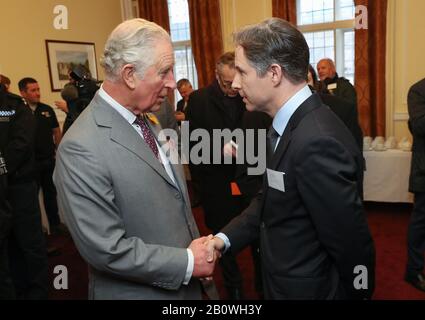 Il Principe di Galles incontra Nigel Johns, vittima di inondazioni, durante una visita a Pontypridd, in Galles, che ha subito gravi inondazioni in seguito alla tempesta Dennis. Foto Stock