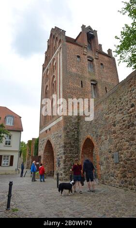 Templin, Germania 08-15-2019 la torre medievale e storico Berliner Tor Foto Stock