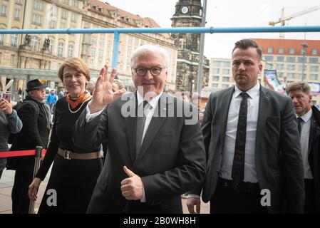 13th febbraio 2020. Kulturpalast, Dresda, Sassonia, Germania. Il Presidente federale tedesco, Frank Walter Steinmeier, arriva al Palazzo della Cultura (Kultu Foto Stock