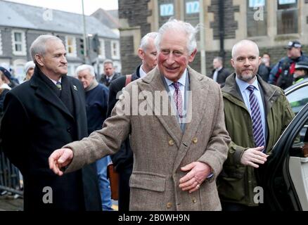 Il Principe di Galles durante una visita a Pontypridd, Galles, che ha sofferto di gravi inondazioni in seguito alla tempesta Dennis. Foto PA. Data Immagine: Venerdì 21 Febbraio 2020. Vedi la storia di PA ROYAL Charles. Il credito fotografico dovrebbe leggere: Chris Jackson/PA Filo Foto Stock