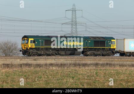 Locomotiva per ferrovia diesel-elettrica di classe 66, gestita in Gran Bretagna dall'azienda Freightliner. Foto Stock