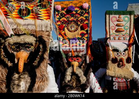 Persone provenienti dal villaggio di Aydemir in Bulgaria in costumi tradizionali Kukeri durante la festa di festa Foto Stock