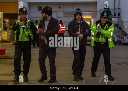 Cambridge, Regno Unito. 21st Feb, 2020. I sostenitori ambientali di Extinction Rebellion si trovano sul tetto del Garage Shell, Newnham Road, Cambridge. Il gruppo sta protestando contro Shell e i suoi danni ambientali. Almeno quattro persone sono sul tetto, si pensa che un protestere sia super incollato alla fascia. Penelope Barritt/Alamy Live News Foto Stock