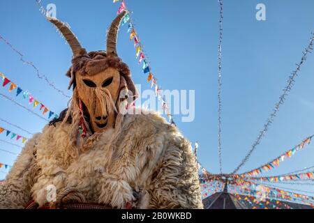 Mosca, Russia. 21st di febbraio, 2020 l'uomo russo in costume etnico e maschera mummer partecipano al Festival di Mosca Maslenitsa (settimana Pancake) che celebra la fine dell'inverno e segna l'arrivo della primavera, in Piazza Manezhnaya, nel centro di Mosca, in Russia Foto Stock