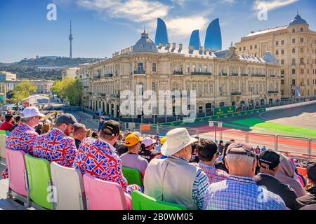 Gli spettatori guardano la gara di Formula Uno del Gran Premio di Azerbaigian nel centro di Baku Azerbaijan Foto Stock