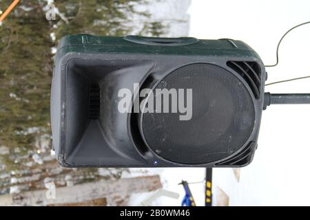 Diffusori di strada in un festival di musica su sfondo invernale foresta. Stock formato di storie di foto con spazio vuoto per il testo e il design. Foto Stock