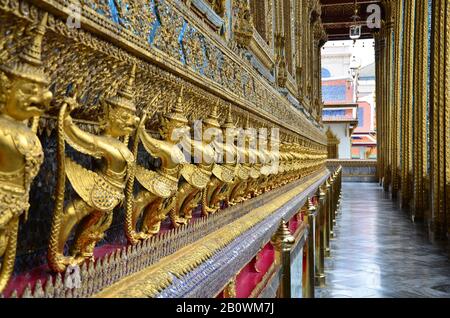 Figure di Garuda nel Tempio del Buddha di Smeraldo Wat Phra Kaeo, Grand Palace, Bangkok, Thailandia, Sud-Est Asiatico Foto Stock