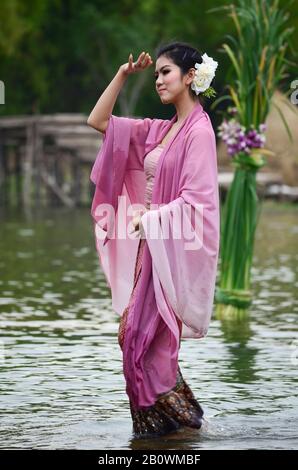 Ballerina tradizionale del teatro dell'acqua, Ayutthaya, Tailandia, Asia sudorientale Foto Stock