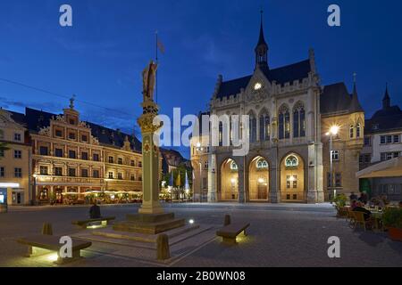 Mercato del pesce con Haus zum Breiten Herd, Roland column e municipio a Erfurt, Turingia, Germania, Europa Foto Stock
