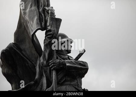 Bucarest, Romania - 21 febbraio 2020: Statua del soldato sovietico al Cimitero dell'Armata Rossa di Bucarest durante una fredda e piovosa giornata invernale. Foto Stock