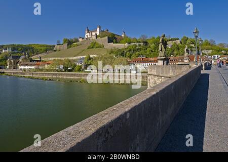 Vista sul fiume meno fino alla fortezza di Marienberg a Würzburg, Bassa Franconia, Baviera, Germania, Europa Foto Stock