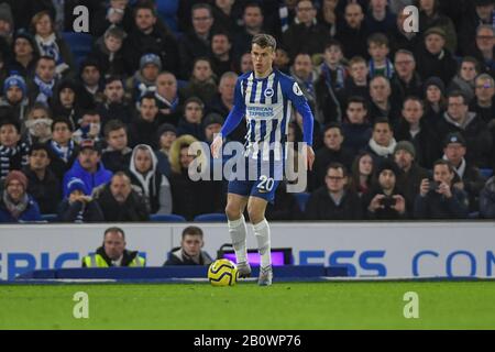 8th Febbraio 2020, American Express Community Stadium, Brighton and Hove, Inghilterra; Premier League, Brighton and Hove Albion v Watford :Solly Marzo (20) di Brighton & Hove Albion FC con la palla Foto Stock