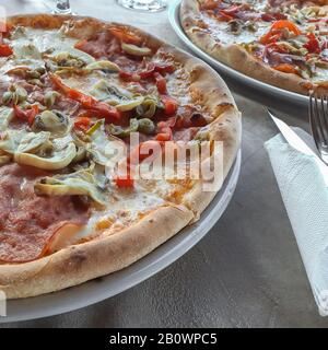 Pronto a mangiare pizza crusty, cibo spazzatura Foto Stock