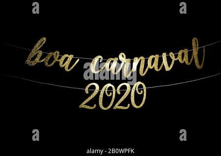 Boa Carnival 2020 message (Happy Carnival in portoghese) in elegante sceneggiatura d'oro si stringe su uno sfondo nero Foto Stock
