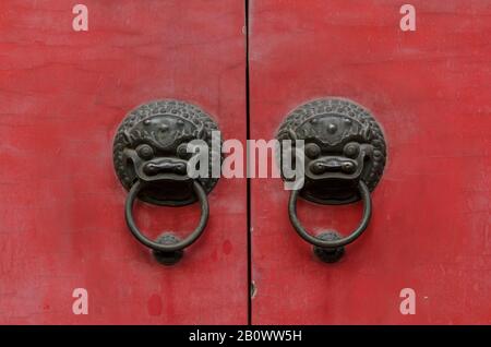 Bussare Alle Porte, Tempio Del Buddha Di Giada, Puxi, Shanghai, Cina, Asia Foto Stock