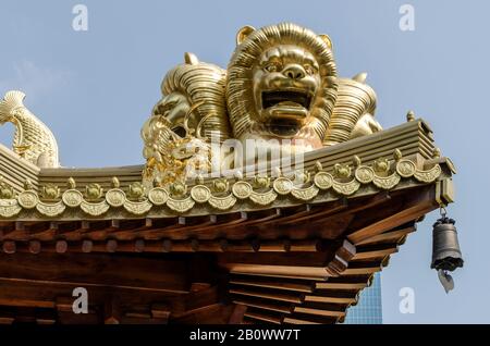 Teste di leone dorato, Tempio di Jing'an, Shanghai, Cina, Asia Foto Stock