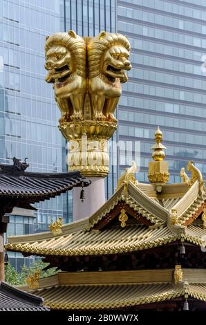 Teste di leone dorato, Tempio di Jing'an, Shanghai, Cina, Asia Foto Stock