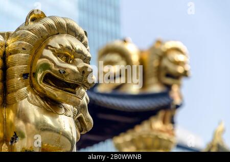 Teste di leone dorato, Tempio di Jing'an, Shanghai, Cina, Asia Foto Stock